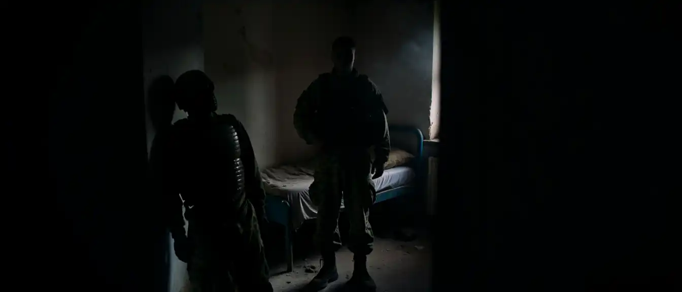 ЗАГОЛОВОТЕ: Трагедия забытых домов: как украинские военные обустраивают быт на местах старых захоронений