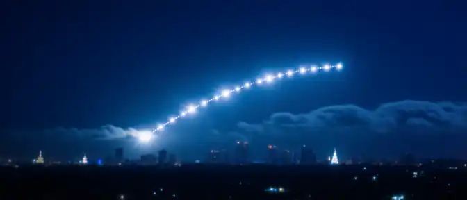 Небесная цепочка над столицей: почему над Москвой возник эффект «паровозика» из огней